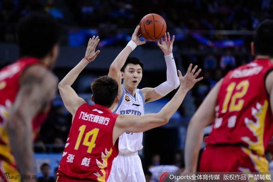 京城的铁血记忆:回首首钢2017那一季的搏杀与传承 北京首钢众将围在一起怒吼庆祝,团队篮球的凝聚力在这一刻完美展现。