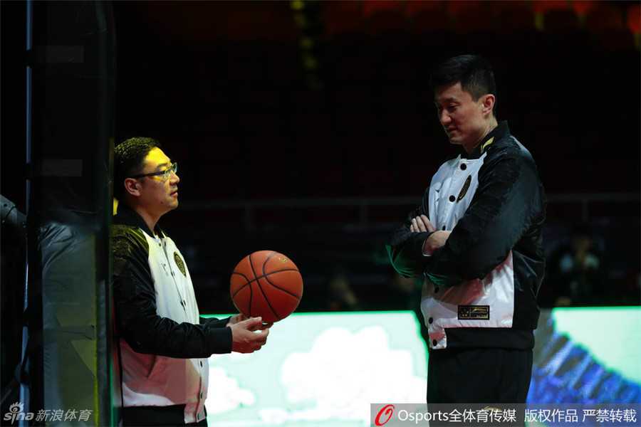 二零一七年一月八日，北京五棵松体育馆内，马布里在彩排现场与其他球员交流，眼神中透露出对这方舞台的熟悉与享受。