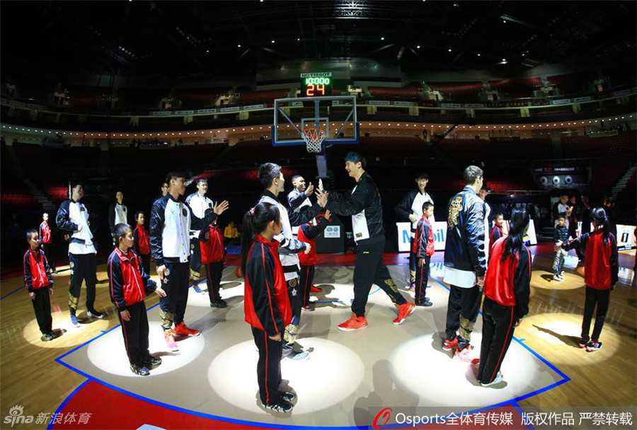 京城盛宴,星光熠熠:二零一七CBA全明星周末彩排及正赛全景回顾 彩排间隙,工作人员递上篮球,球员在灯光下顺手进行投篮热身,篮球在空中旋转,定格了赛前这轻松而专注的一刻。