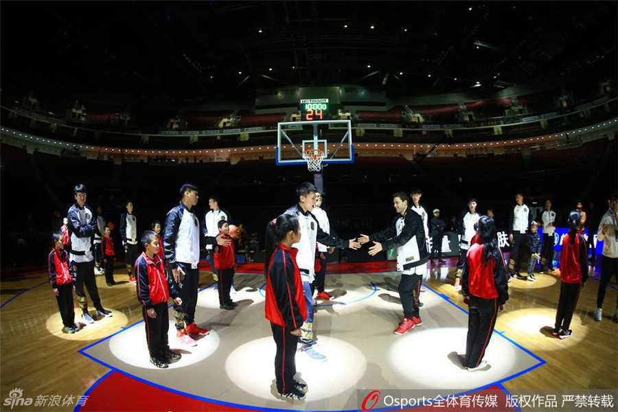 京城盛宴,星光熠熠:二零一七CBA全明星周末彩排及正赛全景回顾 身着时尚便装的南区全明星球员们,在彩排间隙神情轻松,一边慢跑入场一边相互打趣,完全没有大赛前的紧张感。