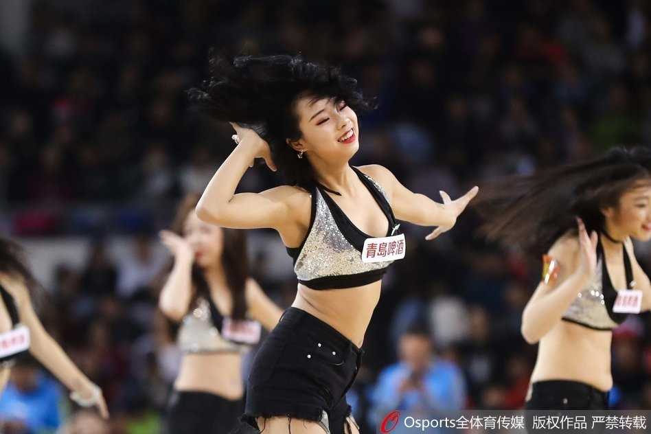 宝贝们摆出帅气利落的开场造型，修长身姿在灯光下显得格外挺拔