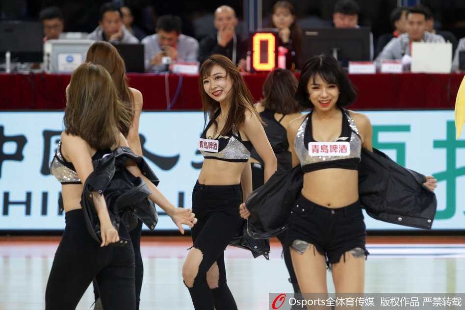 集体舞环节，宝贝们排成整齐的队形，充满活力的跳跃定格青春瞬间