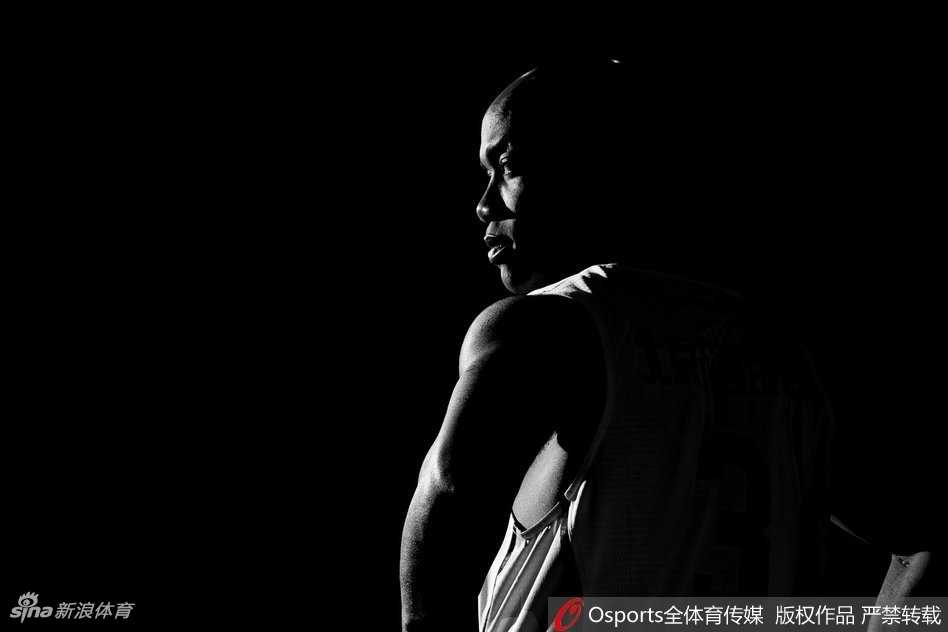 休息间隙的抓拍，球员们露出了顽皮的一面，搞怪耍宝间尽显兄弟间的深厚情谊。