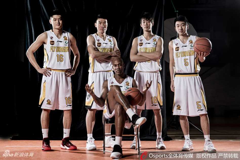 兰多夫与阿巴斯并肩而立，一刚一柔的组合仿佛在酝酿着内线风暴，令人望而生畏。