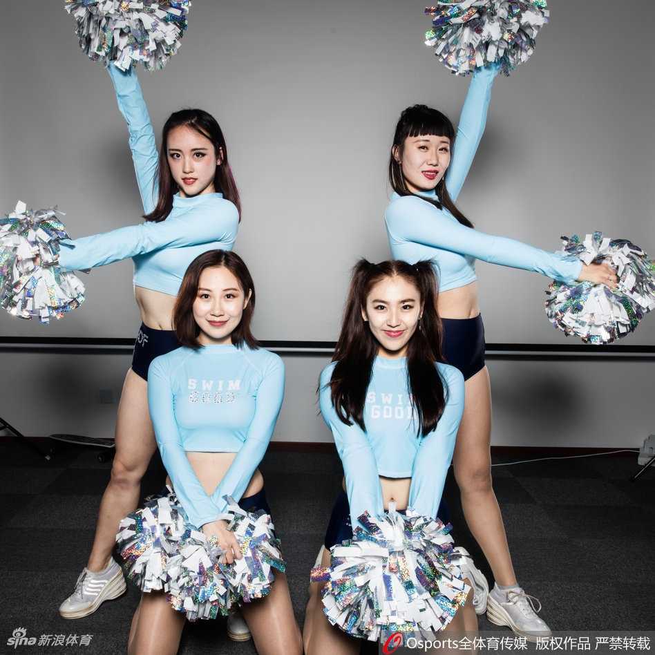 京城篮坛玫瑰绽放时:北京巅峰啦啦队写真热力点燃新赛季战火 高难度的队形排列中,领舞队员被环绕托起,绽放的笑容如花朵般灿烂,彰显团队无间的信任与默契