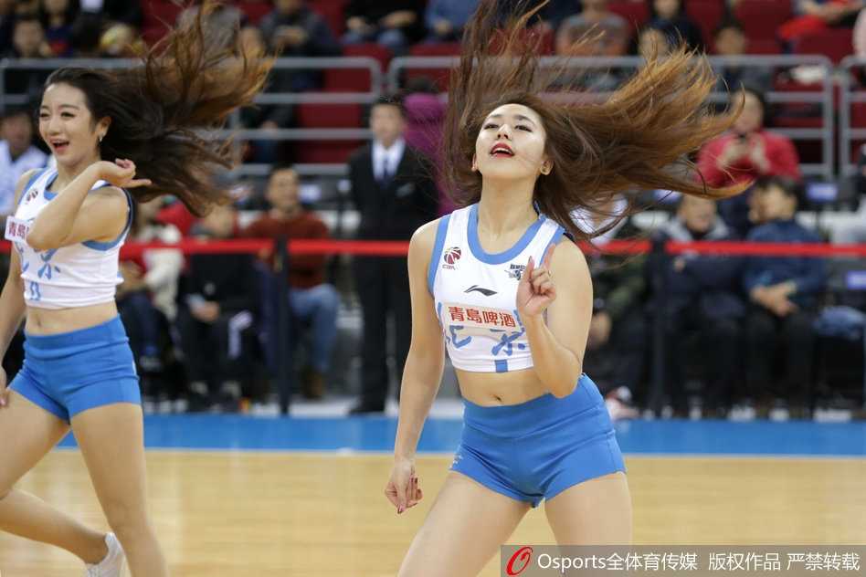 暂停时间结束，队员们如潮水般退场，这位宝贝回头一瞥，眼神中既有表演结束后的放松，又带着对下一节再次登场点燃全场的期待。