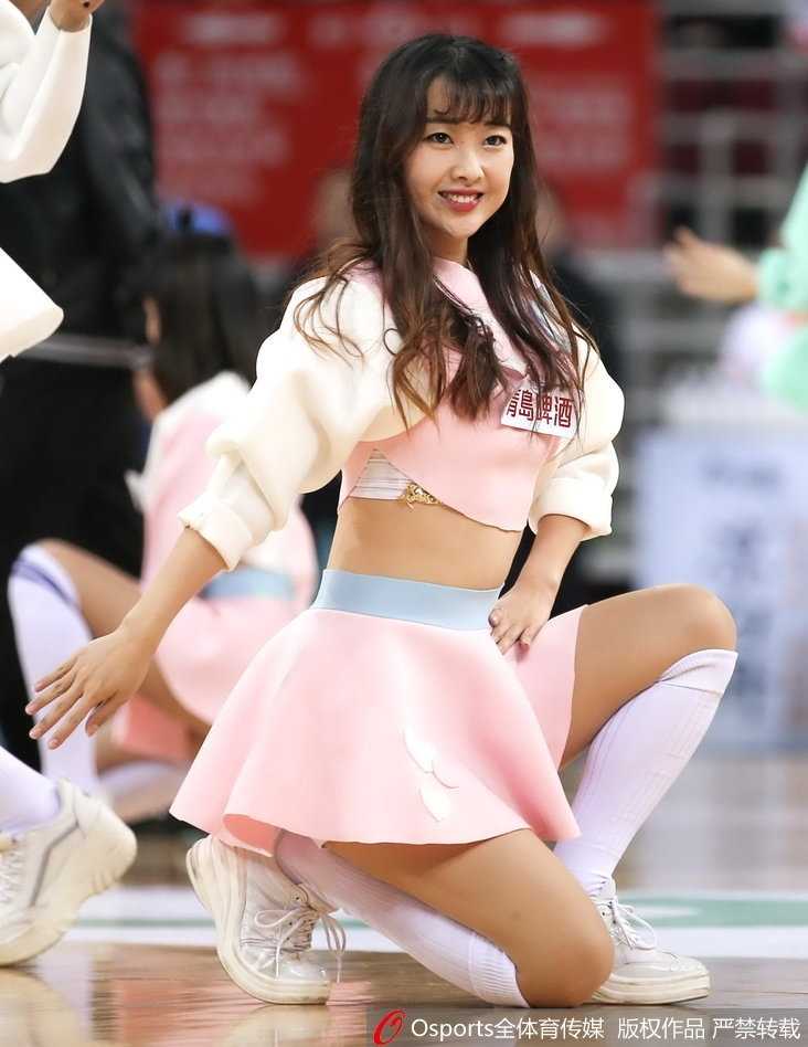 京城篮坛的靓丽风景:首钢主场大胜之夜,篮球宝贝热舞助威 三位篮球宝贝在场地中央摆出俏皮的结束造型,她们的笑容极具感染力,身后的CBA广告牌和欢呼的观众虚影,共同构成了赛场独特的风景线。