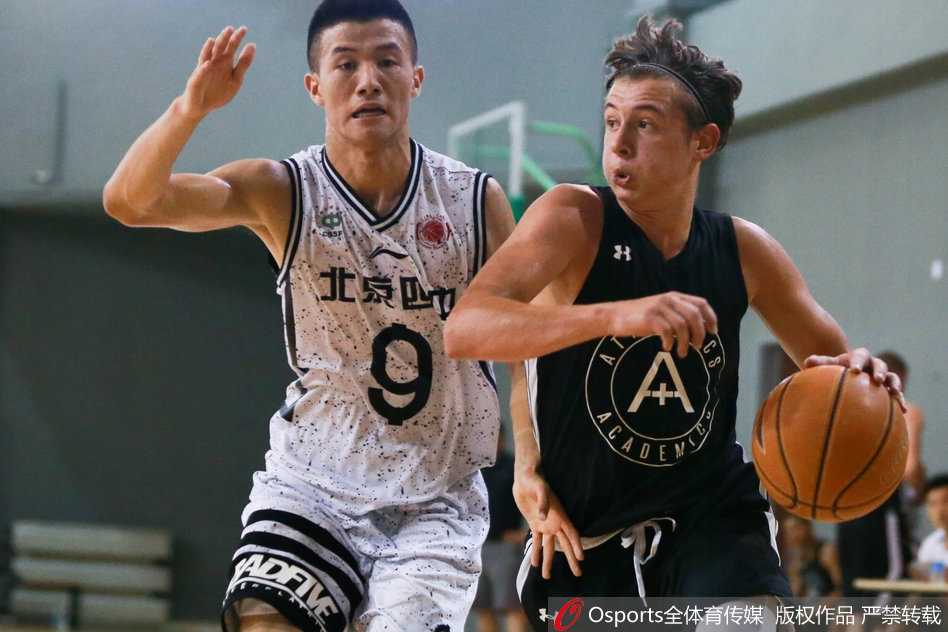 京城篮坛青春对决:北京四中激战美国联队七分之差 暂停时分,北京四中的教练蹲在球员中间,用战术板画着跑位路线,球员们围成一圈,汗水顺着脸颊滑落,眼神中透露出对胜利的渴望与坚定。