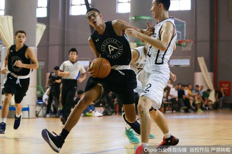 京城篮坛青春对决:北京四中激战美国联队七分之差 终场哨响,美国联队球员与北京四中球员互相拥抱致意,胜者拍着败者的肩膀说着鼓励的话,青春的脸庞上写满了对对手的尊重和友谊的真诚。