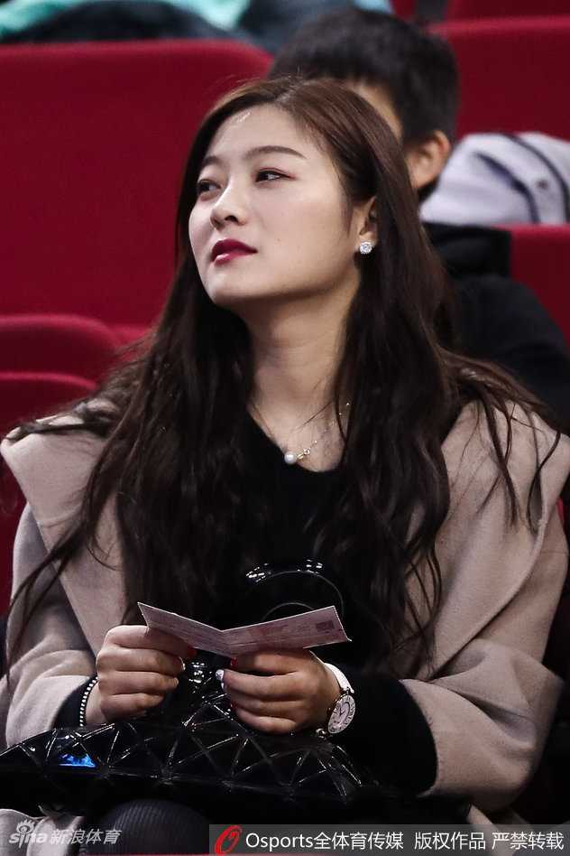 京城篮球之夜,美女球迷点亮看台风景线 比赛结束后的看台上,一位戴着毛线帽的美女球迷正准备离场。她的脸上还残留着因比赛而产生的红晕,嘴角微扬,似乎还在回味刚才的精彩瞬间。喧嚣散去,留下的是一份满足的观赛记忆。