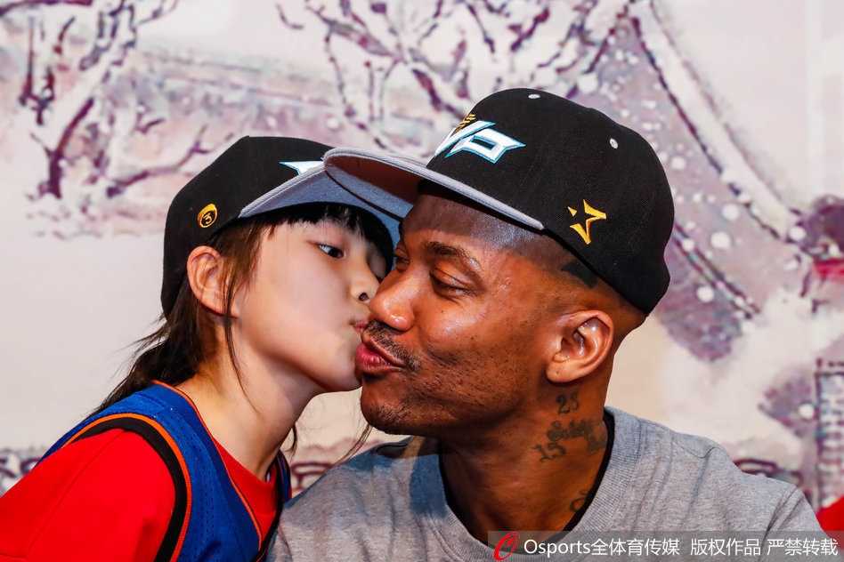 京城篮球传奇的温情瞬间:老马退役见面会,小球迷送上最纯真的吻 人潮涌动的见面会现场,身着红色卫衣的小球迷踮起脚尖,用小手捧着马布里的脸,献上了一个纯真而深情的吻,老马闭眼弯腰,满是胡茬的脸上露出慈祥的笑容,仿佛瞬间被这个吻融化了心。