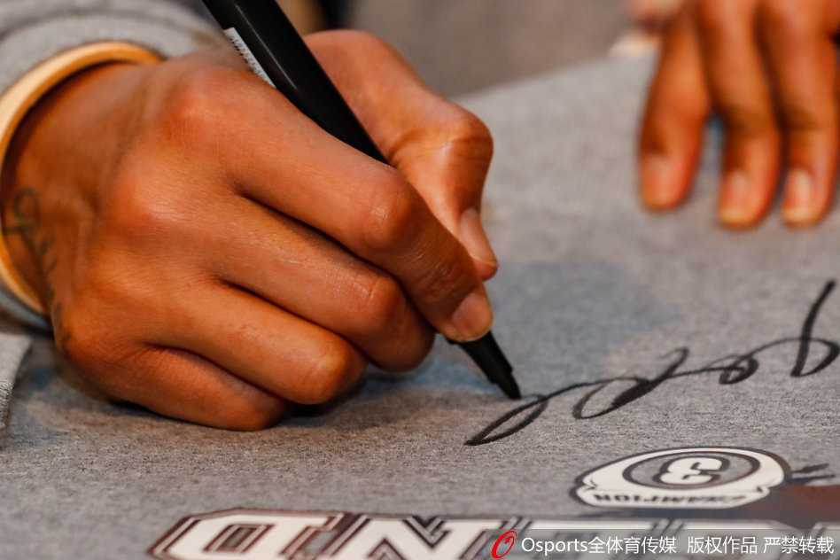 京城篮球传奇的温情瞬间:老马退役见面会,小球迷送上最纯真的吻 马布里为球迷签名的特写,他手中的笔正在一件卫衣上划过,脸上带着专注而满足的微笑,旁边摆放着球迷精心准备的鲜花和礼物,每一样礼物都承载着球迷沉甸甸的爱。