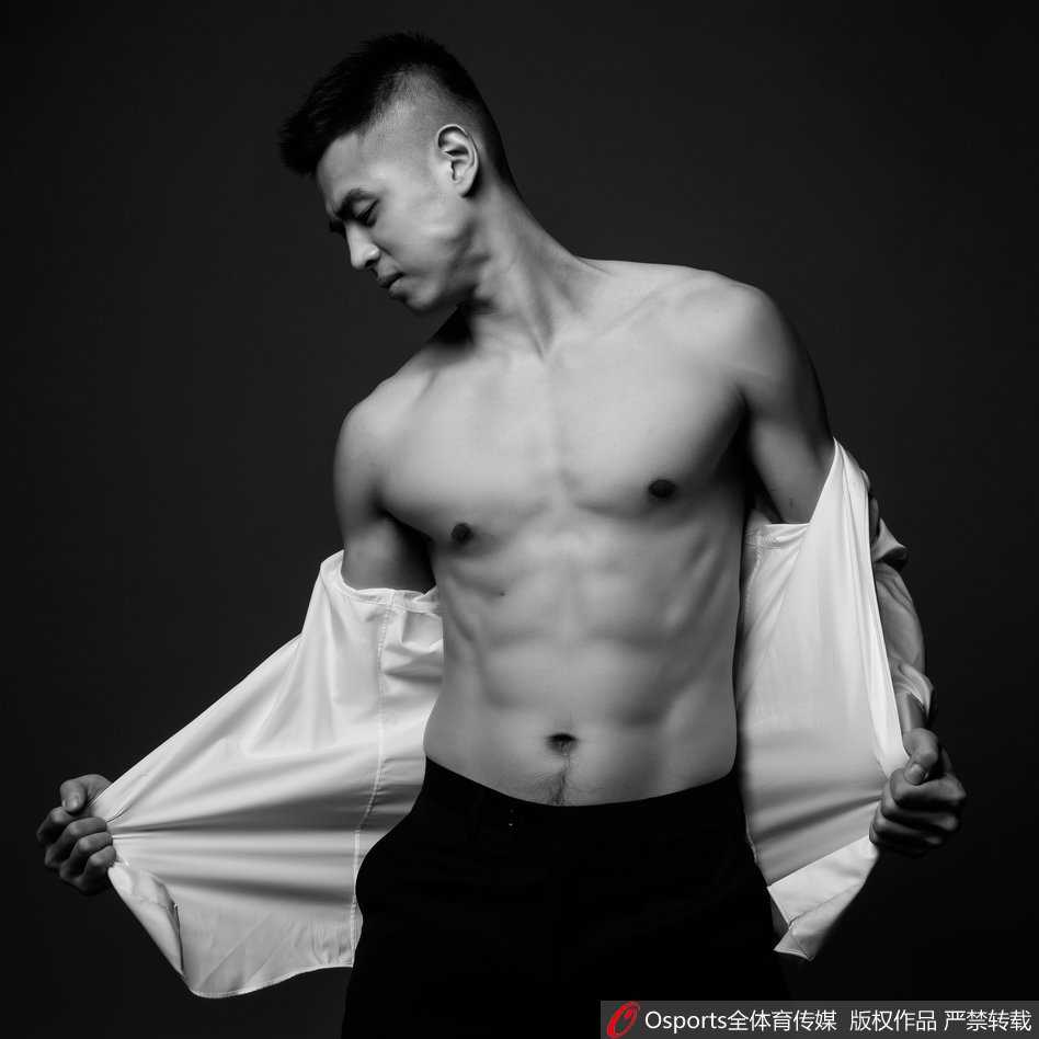 方硕目光如炬，赤裸上身展现出雕塑般的胸肌与腹肌，汗水浸润下的古铜色皮肤彰显阳刚之气