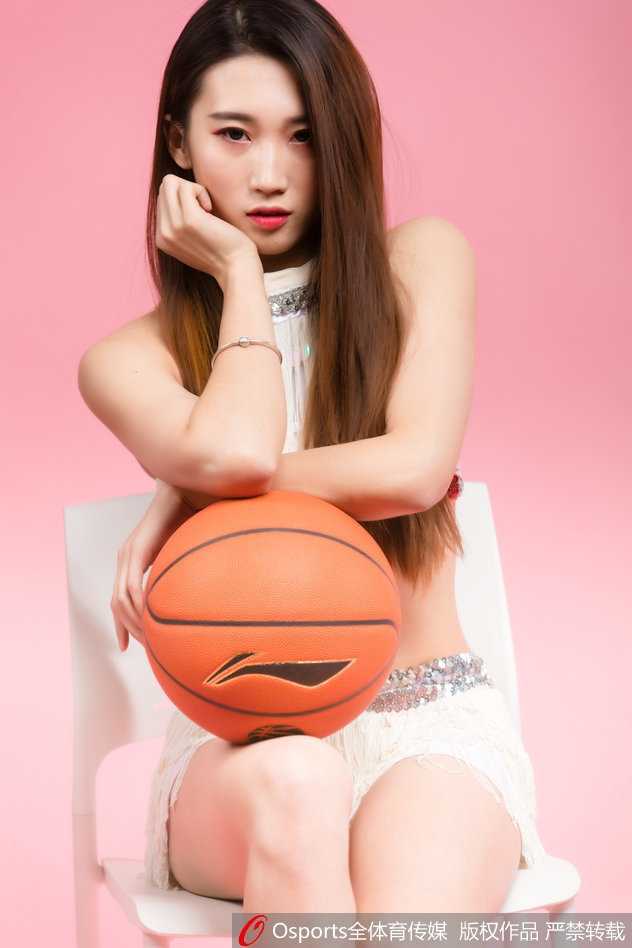 宝贝背对镜头却侧颜浅笑，露出一排贝齿，背部线条流畅优雅，纤细的手臂与修长美腿在暗色背景中如同雕塑，雪肌质感细腻如玉