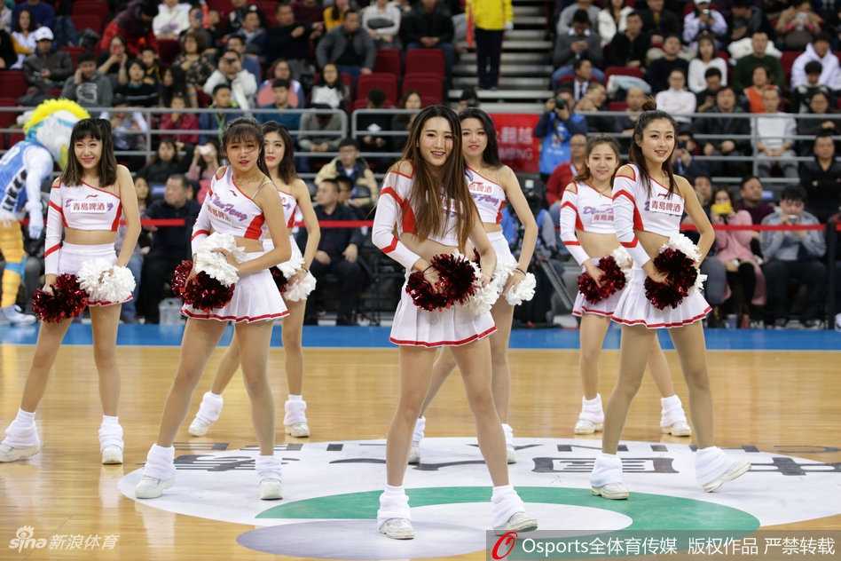 京城篮球宝贝:赛场上跃动的青春与激情 舞台背景的蓝色灯光如梦似幻,几位篮球宝贝背对背摆出酷炫的造型,她们的手臂线条流畅而有力,展现出新时代女性特有的健康美与自信风采。