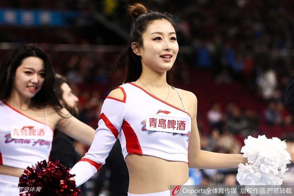 京城篮球宝贝:赛场上跃动的青春与激情 镜头拉近,这位篮球宝贝的笑容极具感染力,她头戴闪亮的银色发饰,伴随着强劲的鼓点有力地挥舞着手臂,那股自信与张扬瞬间点燃了全场的热情。