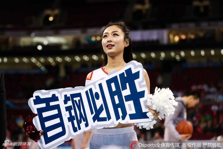 京城篮球宝贝:赛场上跃动的青春与激情 在炫目的舞台灯光下,几位篮球宝贝排成一列,整齐地跳起踢踏舞步,她们修长的腿部线条在光影交错中显得格外迷人,整个画面充满了健康向上的力量感。