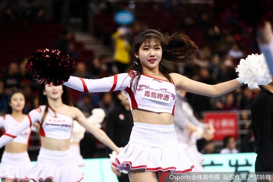 京城篮球宝贝:赛场上跃动的青春与激情 北京男篮啦啦队的姑娘们身着亮黄色动感短裙,随着音乐的节拍高高跃起,修长的身姿在空中划出优美弧线,仿佛要将青春的活力直接传递给场边的每一位观众。