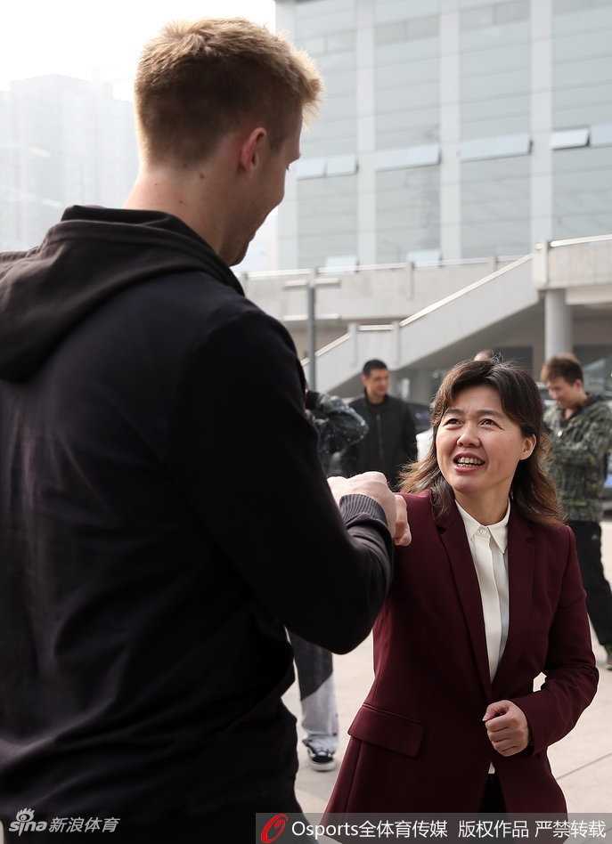 北京首钢男篮队员方硕在出征仪式上神情专注，作为球队的重要一员，他将在新赛季承担起更重的责任。