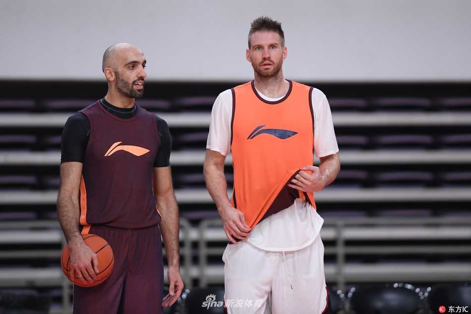 京城篮球新势力:北控男篮蓄力起航,新赛季欲创辉煌 主帅丁伟手舞足蹈亲自上阵示范,为队员拆解战术跑位细节