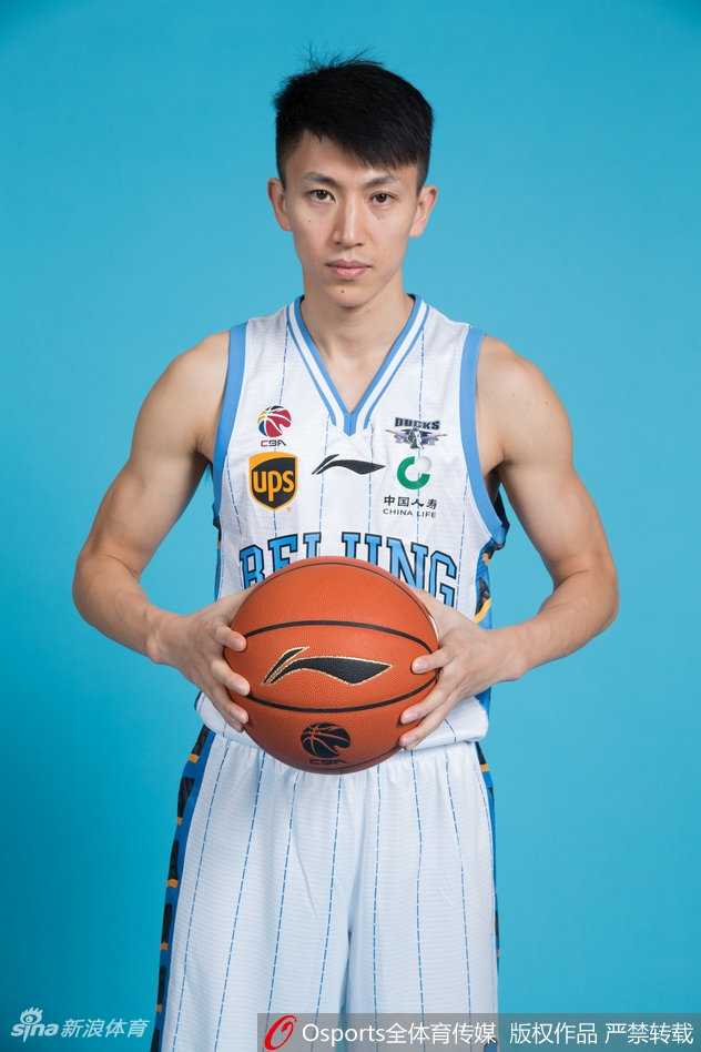 京城篮球新势力:首钢众将英姿飒爽,定妆照下尽显男儿本色 混血中锋丘天面对镜头略显青涩却眼神坚定,这位北京小伙正蓄势待发,准备在职业赛场兑现天赋。