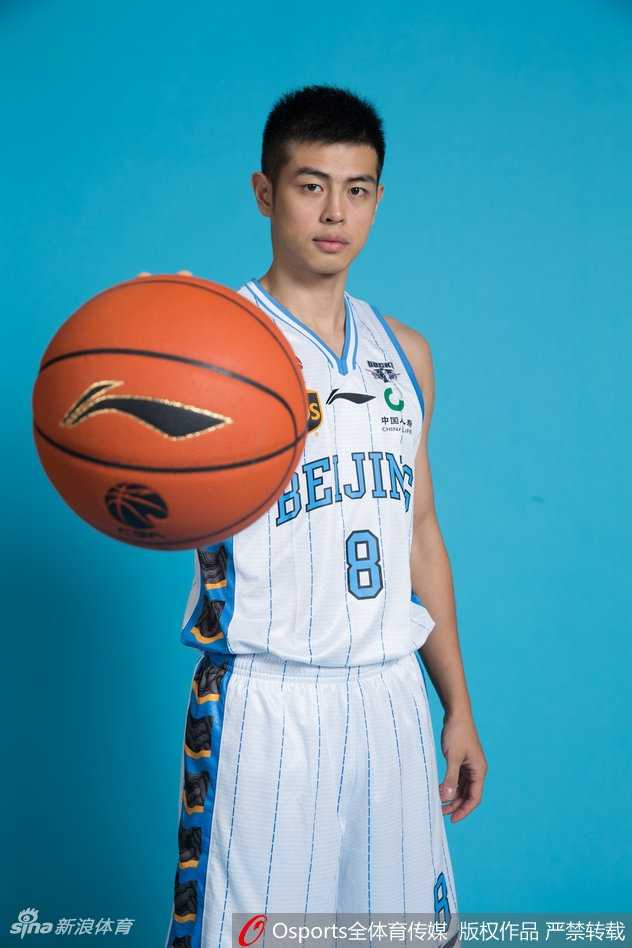 京城篮球新势力:首钢众将英姿飒爽,定妆照下尽显男儿本色 王骁辉与王旭等年轻队员围在一起,彰显团队力量,他们是板凳匪徒,随时准备上场改变比赛走势。