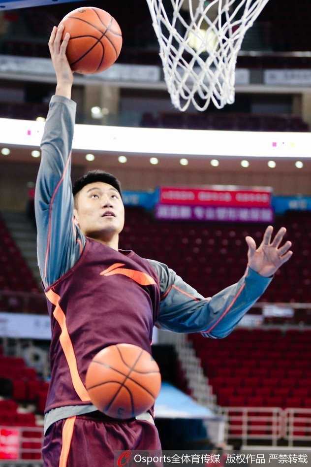 全队集结，方硕作为核心站在队伍前列，身后是齐心协力的队友们，备战气氛浓厚。