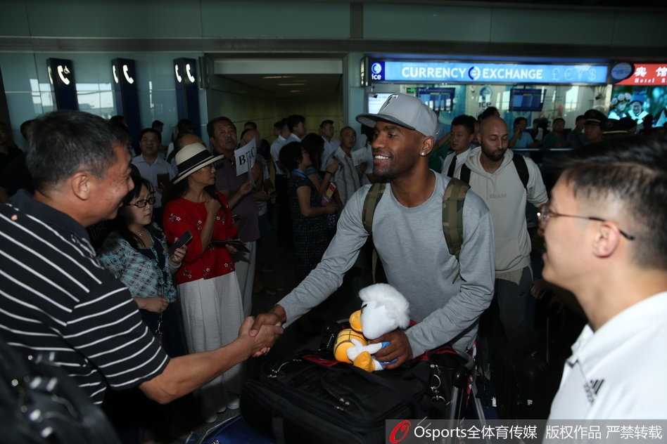 京城篮球新篇章:汉密尔顿与杰克逊抵京,首钢重建从“心”开始 在训练馆里,汉密尔顿高高跃起,完成了一次势大力沉的双手灌篮,他紧咬嘴唇,手臂上的肌肉线条彰显着力量,身后的队旗格外醒目。