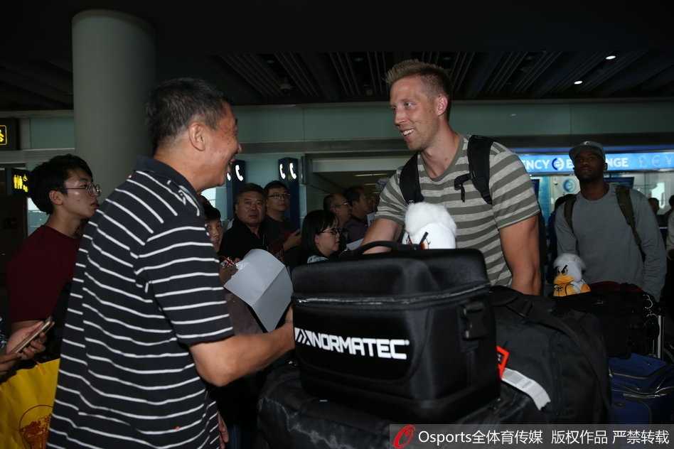 京城篮球新篇章:汉密尔顿与杰克逊抵京,首钢重建从“心”开始 汉密尔顿在机场耐心地给一位小球迷签名,他微微弯腰,神情专注,阳光透过落地窗洒在他身上,勾勒出一幅温馨的画面。