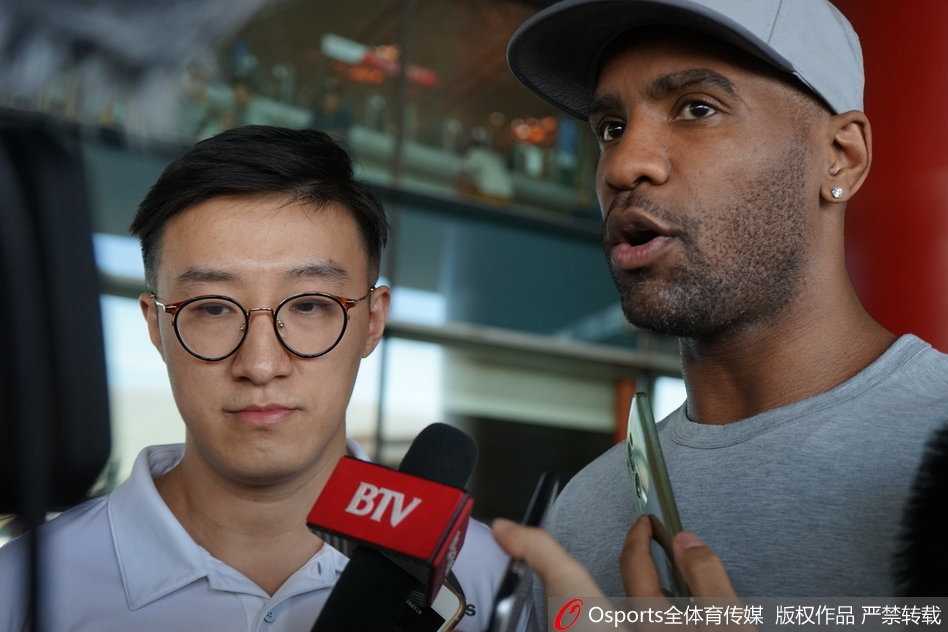 京城篮球新篇章:汉密尔顿与杰克逊抵京,首钢重建从“心”开始 汉密尔顿和杰克逊在训练结束后并肩走向更衣室,两人的背影在空旷的球馆灯光下拉长,地板上映出他们坚定的轮廓,象征着新赛季的希望。