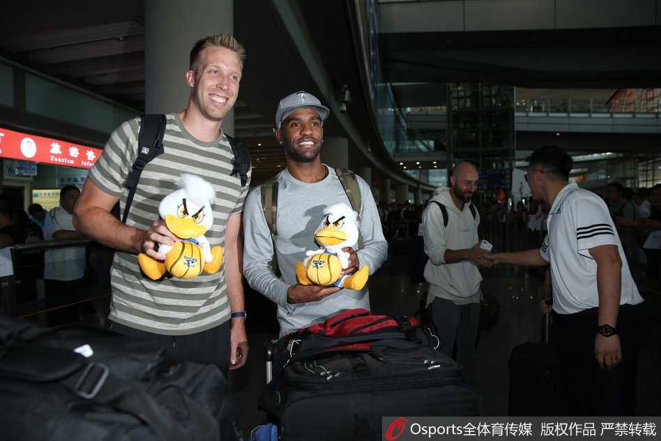 京城篮球新篇章:汉密尔顿与杰克逊抵京,首钢重建从“心”开始 阿隆·杰克逊与汉密尔顿并肩而立,手中各自握着一只北京鸭吉祥物,两人相视而笑,仿佛在低声交流着对新赛季的无限遐想。