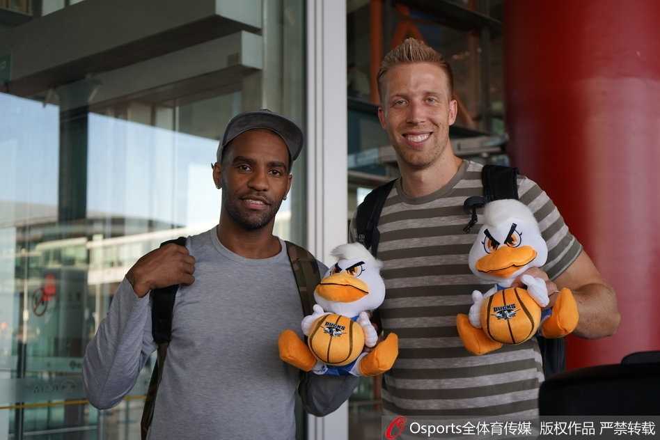 京城篮球新篇章:汉密尔顿与杰克逊抵京,首钢重建从“心”开始 身穿休闲装的汉密尔顿推着行李车走出通道,脸上带着温和而好奇的微笑,眼神中闪烁着对这座古老而又现代城市的好奇与憧憬。