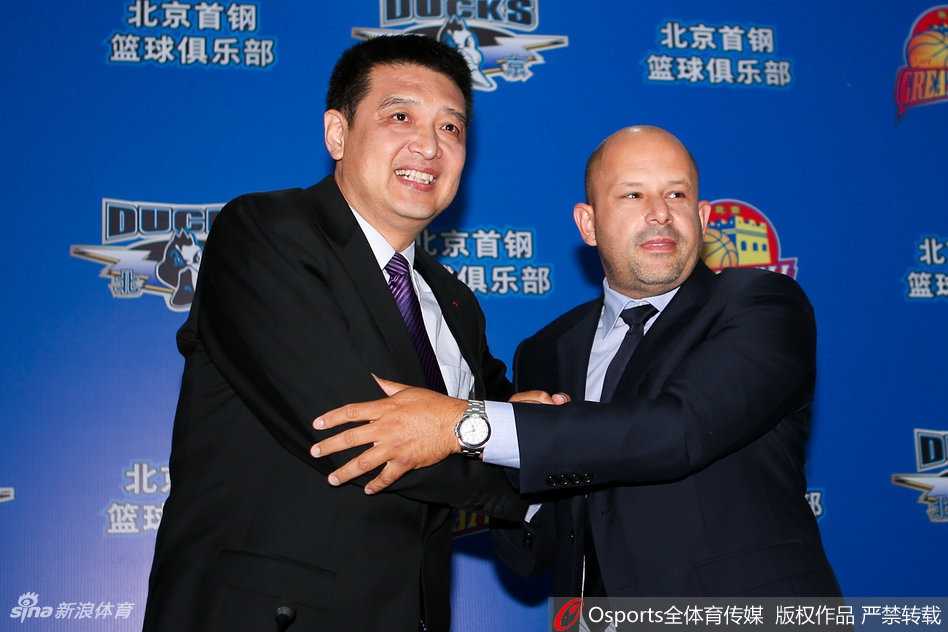 闵鹿蕾与新任主教练雅尼斯在发布会上双手紧握，传递交接棒的重要一刻，两人的眼神中充满了对未来的坚定与期待。