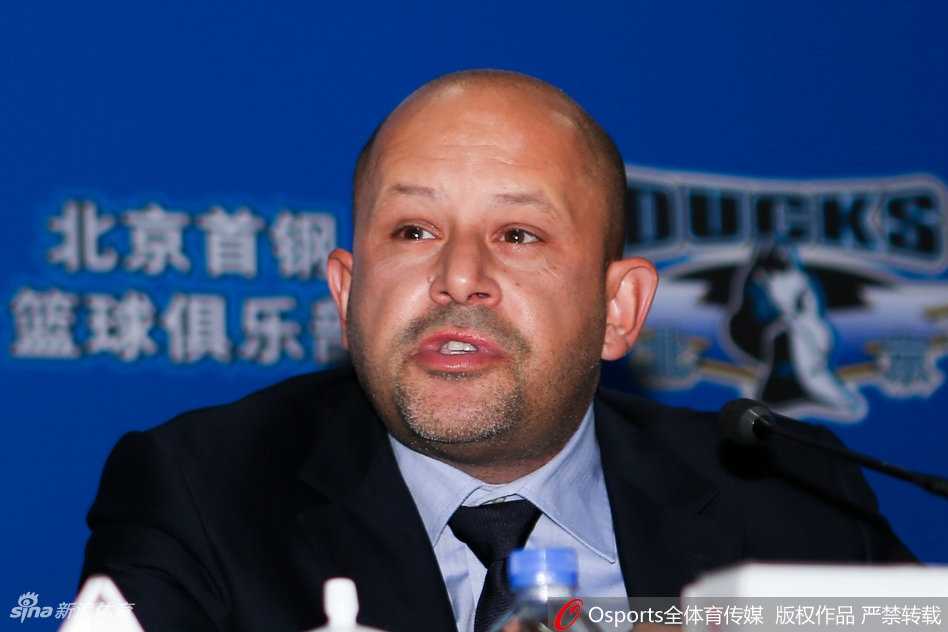 雅尼斯在发布会上慷慨激昂地阐述执教理念，手势坚定有力，从他专注的神情可以看出他对打造新北京队的信心与决心。