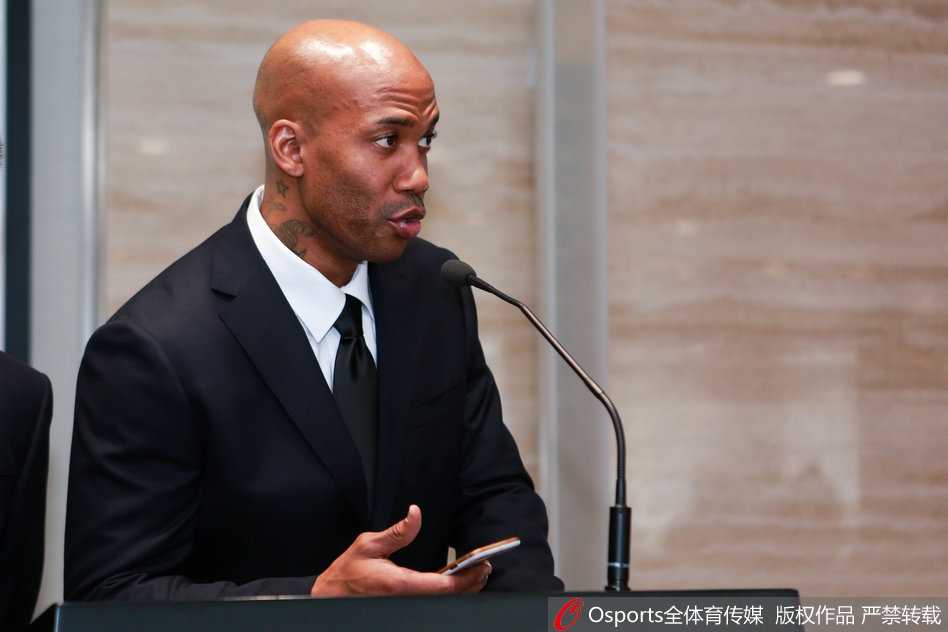 京城篮球新篇章:马布里率北控众将誓师新赛季,情怀与野心在此交融 主帅丁伟在仪式上面授机宜,马布里与兰多夫等队友认真聆听,这一刻没有巨星与角色球员之分,只有为共同目标而努力的团队。