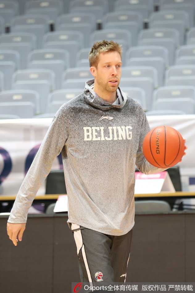 京城篮球浪子的欢快序曲:方硕赛前搞怪瞬间 另一张照片中,方硕与队友勾肩搭背,他故意做出夸张的八字眉表情,好像在对着镜头诉说什么篮球场上的小秘密。