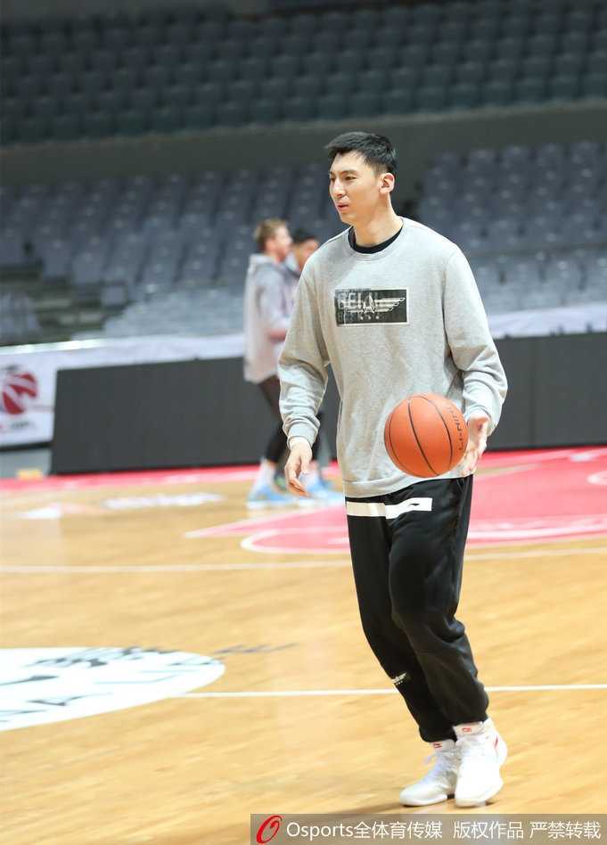 京城篮球浪子的欢快序曲:方硕赛前搞怪瞬间 训练间隙,方硕单手抓球,身体夸张地后仰,摆出一个滑稽的投篮姿势,球衣随着动作飘起,整个画面充满了喜感。