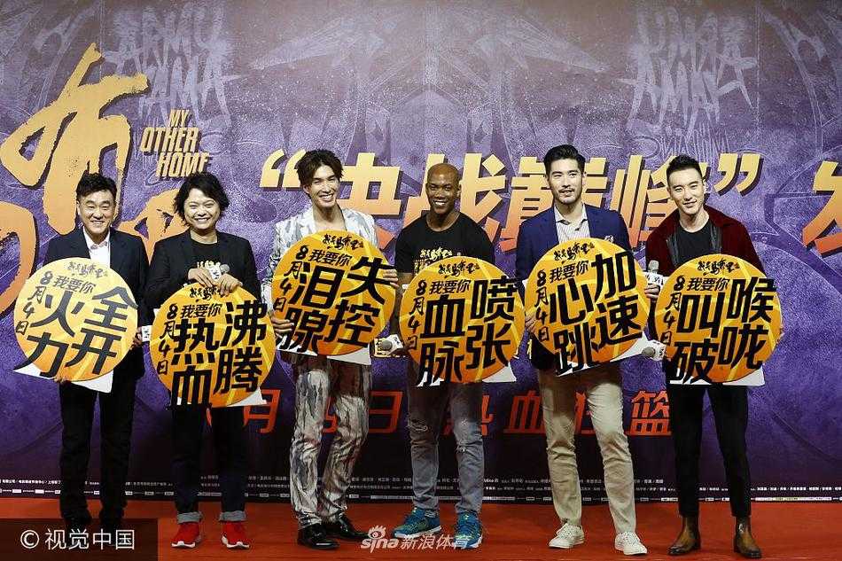 锦荣、王阳明、高以翔三位型男并肩而立，他们西装笔挺面带微笑，高海拔组合瞬间成为发布会焦点，举手投足间散发着职业球员般的自信魅力