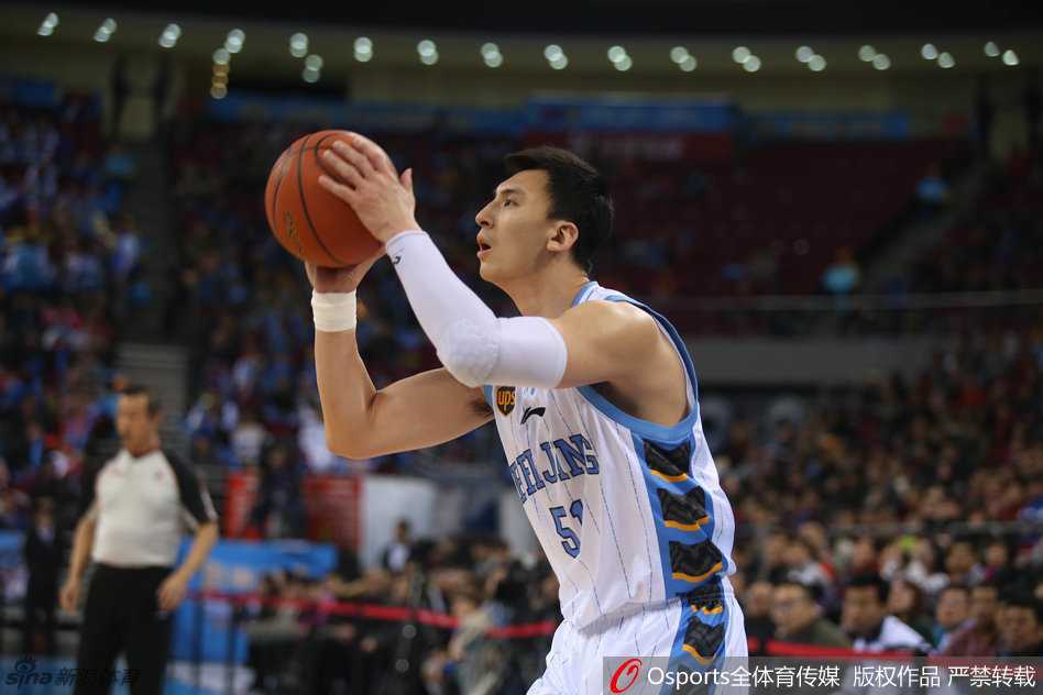 京城篮球烽火再起 马布里传人方硕书写新章 孙悦在比赛中严密盯防对手,张开双臂形成一道难以逾越的防守屏障