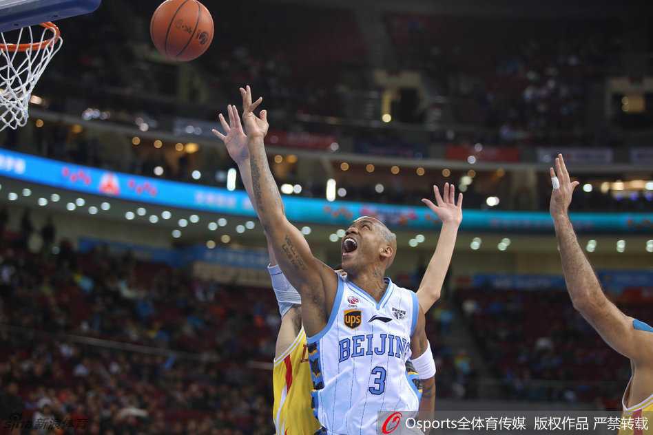 京城篮球烽火再起 马布里传人方硕书写新章 马布里在场边大声指挥战术,举手投足间尽显球队领袖的风范与气场