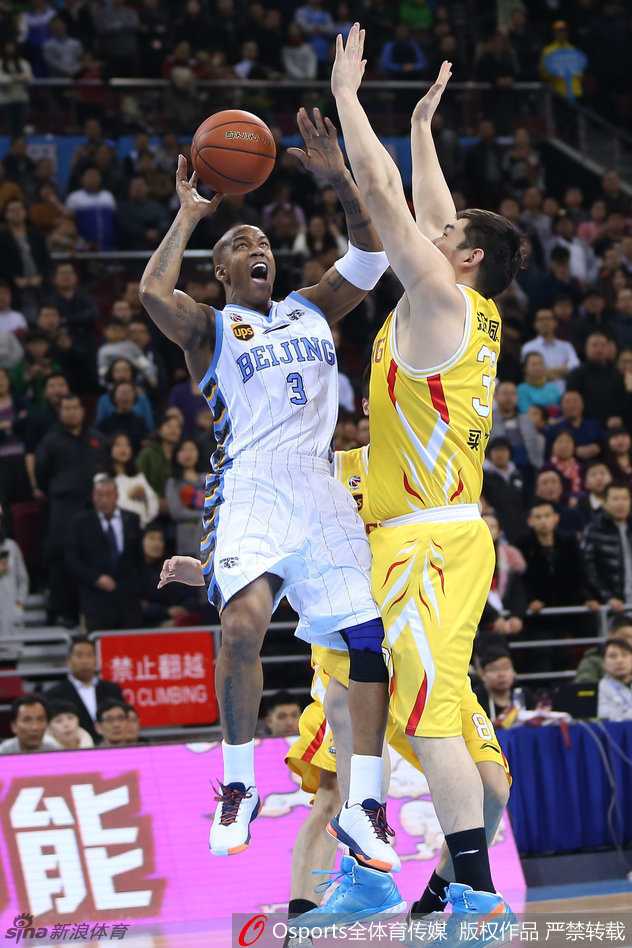 京城篮球烽火再起 马布里传人方硕书写新章 在对方严密防守下,马布里如同猎豹般加速突破,眼神中透露着必胜的坚定信念