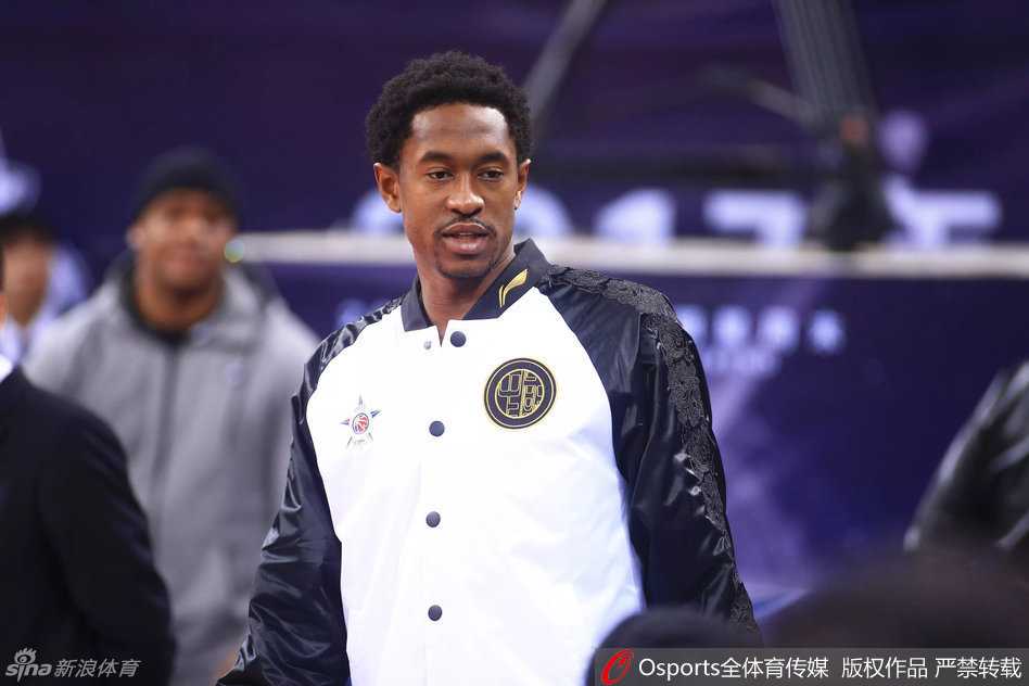 京城篮球盛宴:新星闪耀时与传奇的场边凝视 姚明双手插兜,面带微笑地站在场边,在他身旁,一众中国篮球的名宿和现役大咖们齐聚,共同构成了场边一道最亮丽的风景线,见证着新星的诞生。