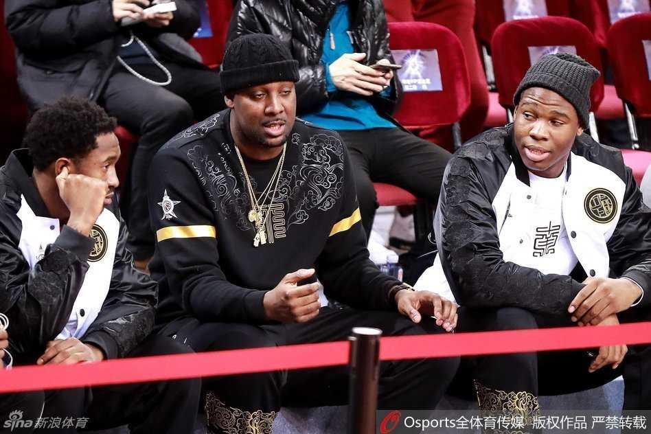 京城篮球盛宴:新星闪耀时与传奇的场边凝视 郭艾伦戴着个性口罩出现在公众视野,尽管遮住了大半张脸,但眉眼间藏不住的笑意和搞怪气质,依然是全明星周末里最受关注的焦点。