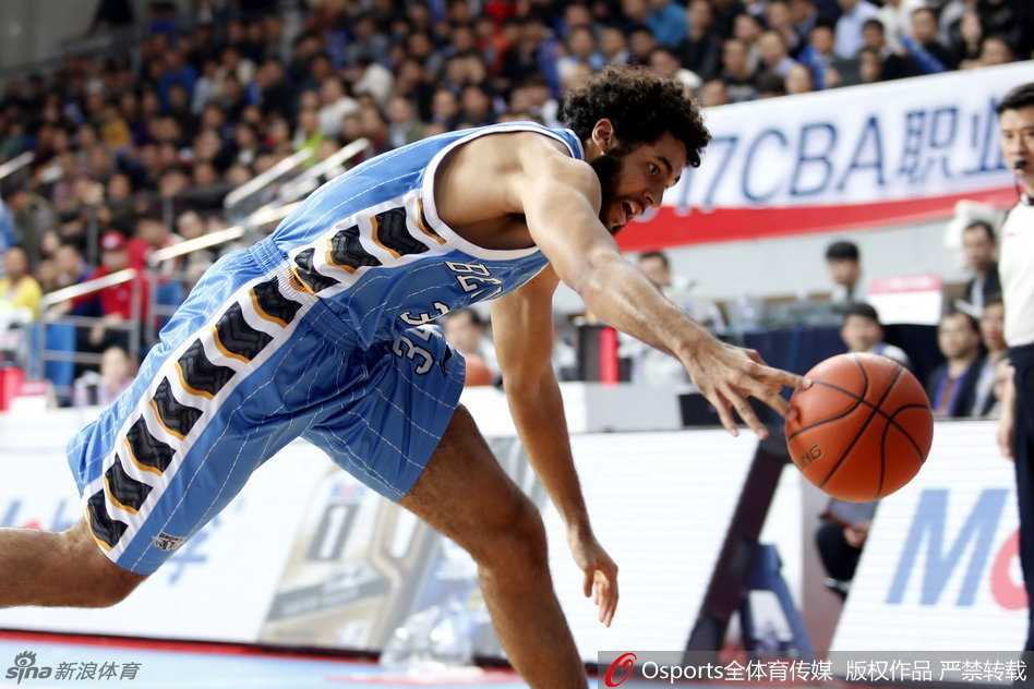 京城篮球英雄传:那一季的热血与遗憾 方硕如离弦之箭般扑向场外,在球即将出界的刹那奋力一拨,飞扬的尘土见证着他为守护球权付出的全部努力。