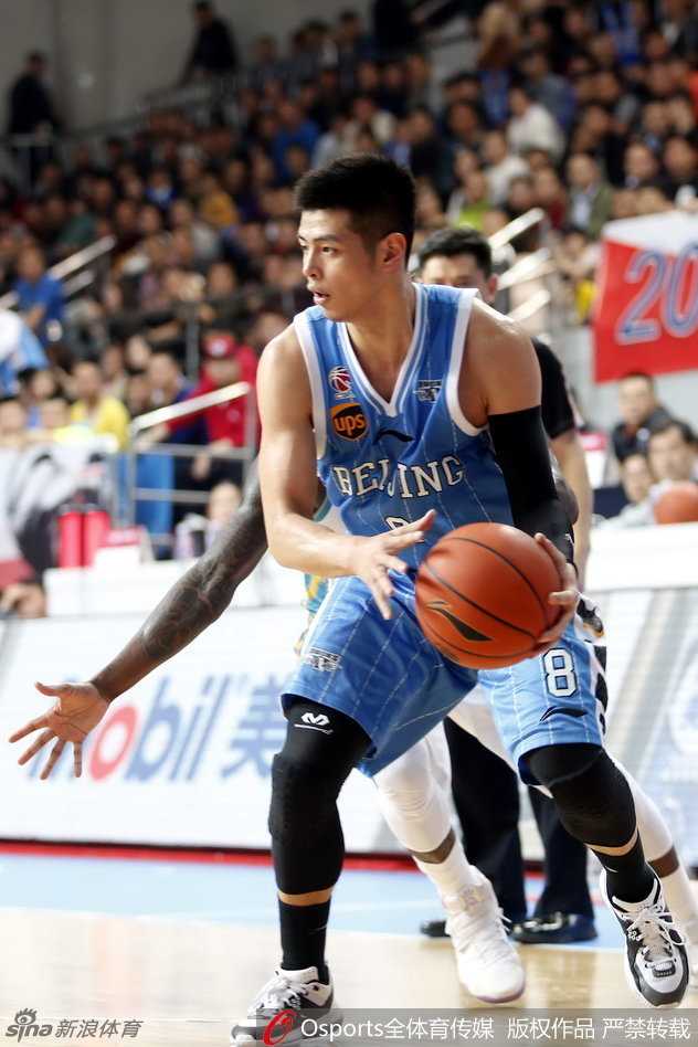 京城篮球英雄传:那一季的热血与遗憾 在对手的重重包围之下,马布里如利刃般强行突破,身形矫健,眼神坚毅,这是属于京城英雄的孤注一掷。