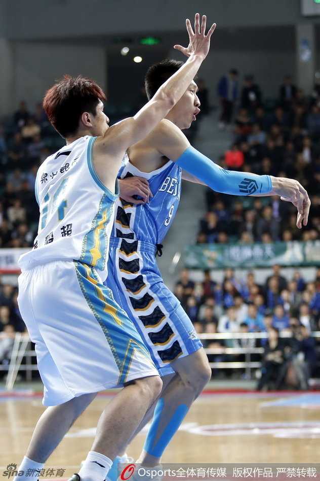 京城篮球英雄传:那一季的热血与遗憾 孙悦在三分线外张手瞄准,蓄势待发,面前空无一人,这一刻时间仿佛静止,只待篮球划破长空。