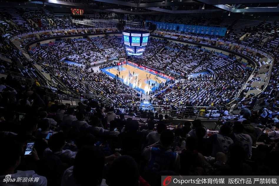 五棵松体育馆内人声鼎沸，近两万名球迷身着蓝色助威衫，将看台汇聚成一片澎湃的海洋，共同等待京城德比开场。