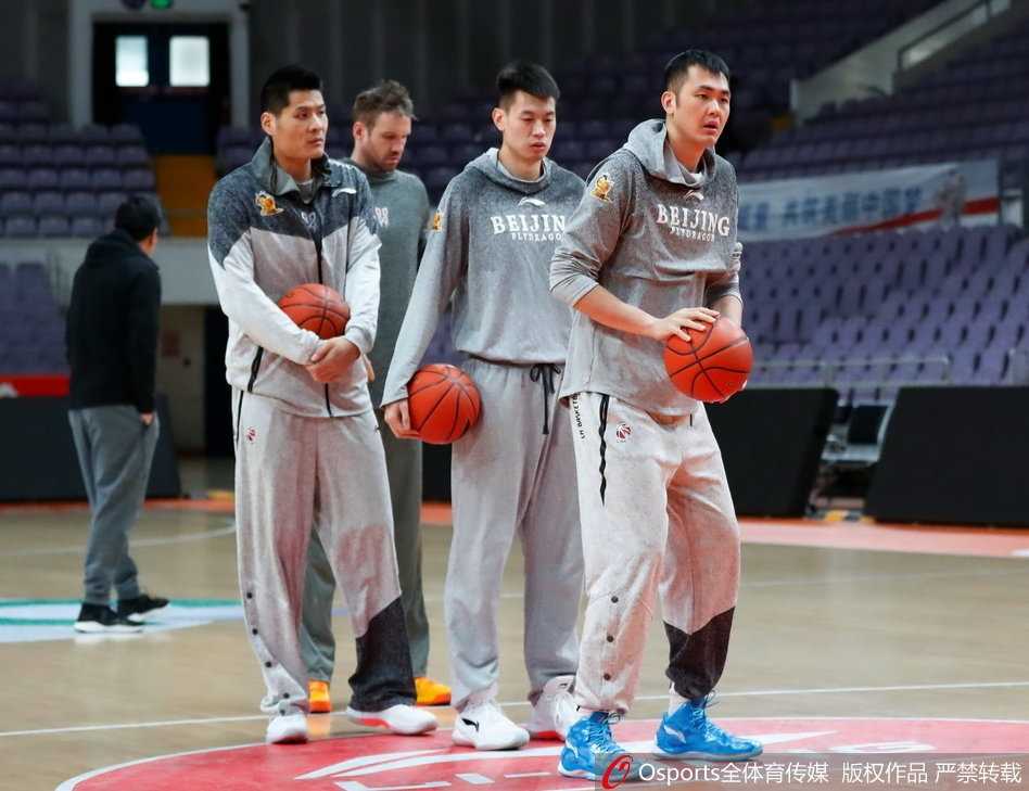 兰多夫与队友在篮下进行对抗练习，肌肉碰撞的声音仿佛隔着画面都能听见。