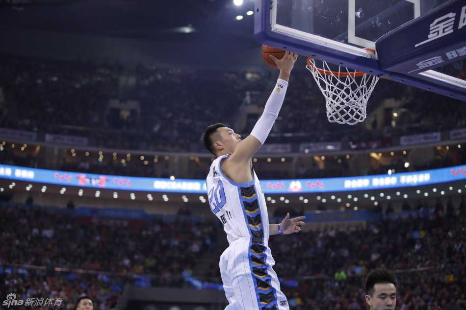 京城篮球记忆:马布里与他的战友们 张庆鹏借掩护后急停跳投,他的精准三分常常在球队最需要得分的时候如及时雨般降临。