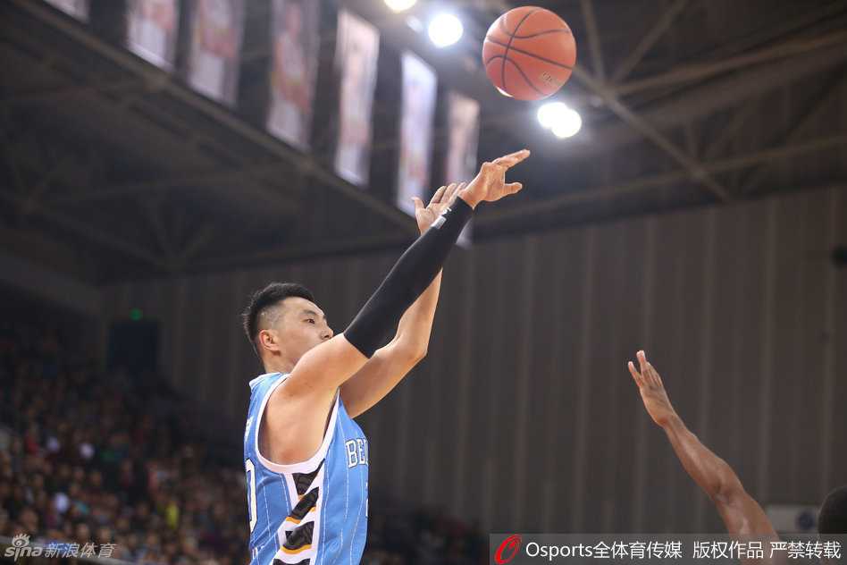 老马与爱徒翟晓川激情击掌，一次简单的击掌，传递的是信任、鼓励与征服赛场的坚定信念。